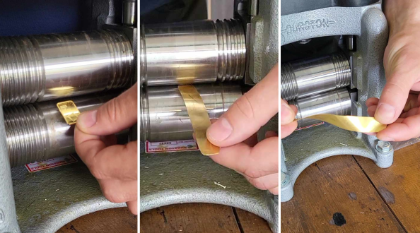 Tīra zelta 5g plāksnītes valcēšana līdz plāksnīte kļūst tik plāna un elastīga kā papīrs