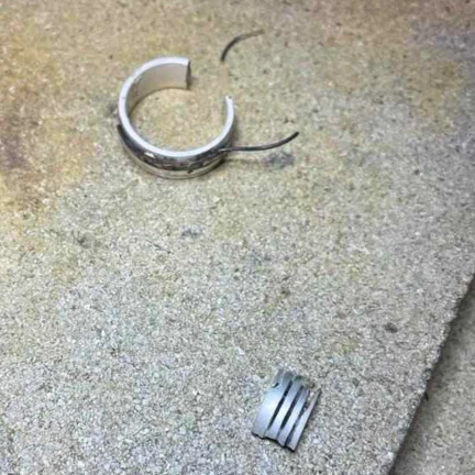 Brīdī, kad gredzena pamatnē bija jāiestiprina zelta inleja, darbi sāka neiet no rokas. Bija sajūta, ka "kāds no augšas" burtiski saka: "Nē, šādi tas NENOTIKS! Ideja ir laba, bet ne šāda dizaina izpildījumā!". 