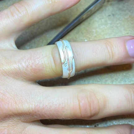 Paturot prātā pamatideju - zelta inleja sudraba pamatnē, neticamā kārtā - darbi gāja no rokas, nekādas aizķeršanās nevienā no posmiem un pāris stundu laikā tapa Ināras jaunais gredzens. 