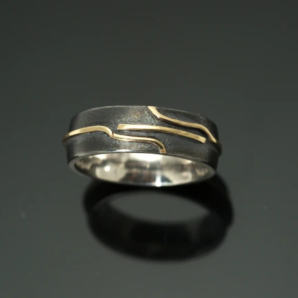 Man bija sajūta, it kā kāds caur mani radīja šo gredzenu! 