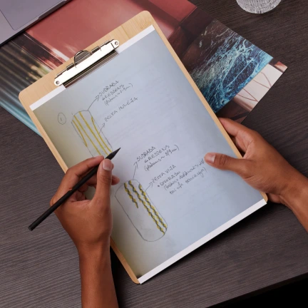 Jau tikšanās laikā mūsu rotzinim radās ideja - no abiem esošajiem gredzeniem, veidot vienu. Tādu, kas simboliski atainos un atgādinās par to īpašo laika nogriezni, kas ir bijis Inārai ar vīru kopā un tagadni/ šodienu - viņas jauno ceļu, jauno sākumu un to, ka dzīve turpinās.