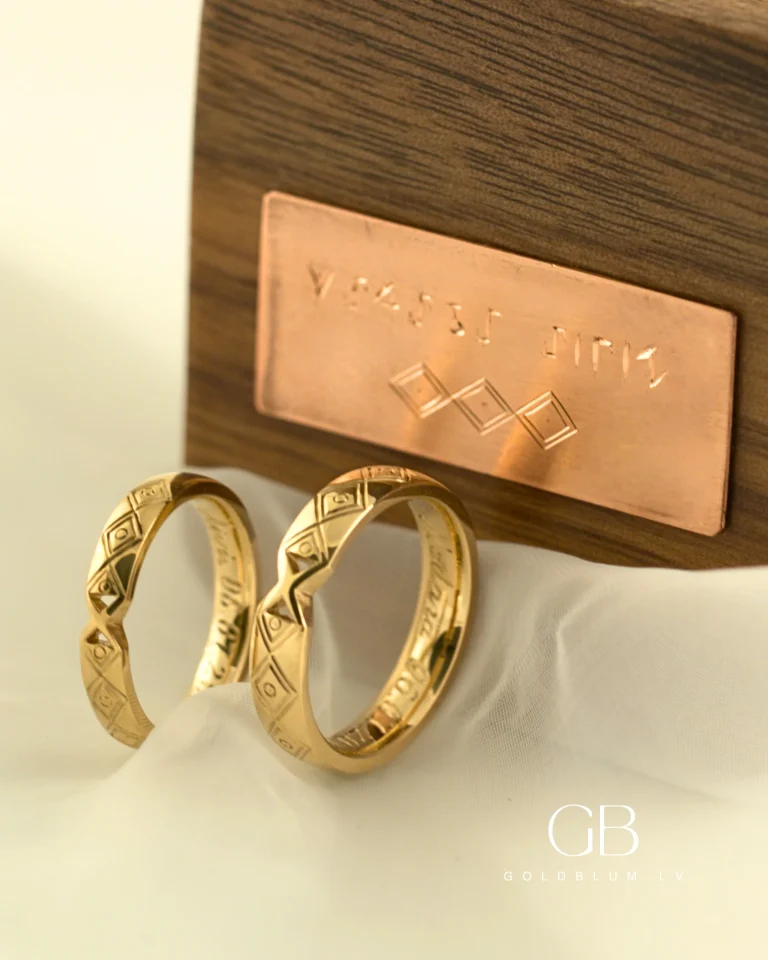 zelta laulības gredzeni ar gravējumu